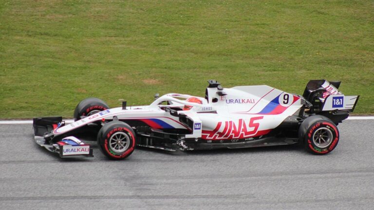 Haas och Nikita-i-sin-bil-2021-innan-det-blev-klart-att-Mazepin-gar-skilda-vagar