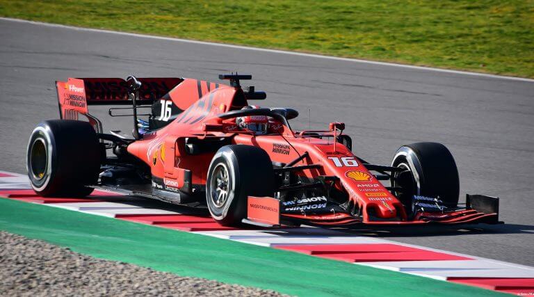 Leclerc-startar-från-pole-position-i-Bahrain-2022-i-en-ferrari