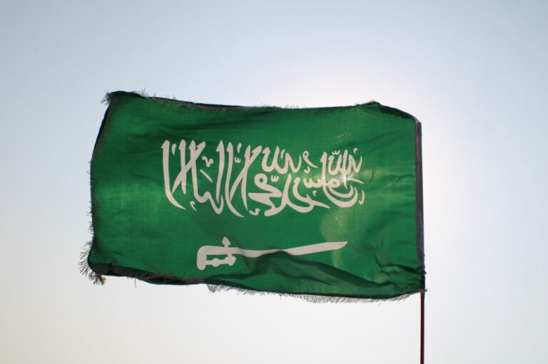 Saudiarabiens-flagga-vajar-inför-Saudiarabiens-GP-2022