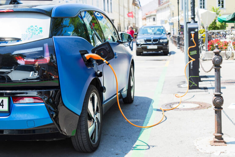 BMW-I3-som-laddar-ligger-trea-på-listan-Svensk-rörande-elbilsförsäljning-Q1-2022