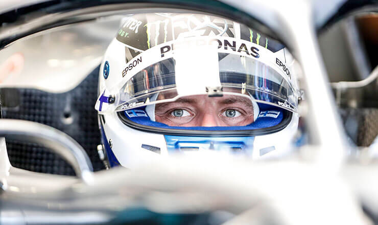 Valtteri-Bottas-tänker-på-sin-Formel-1-lön-när-han-laddar-upp-i-garaget