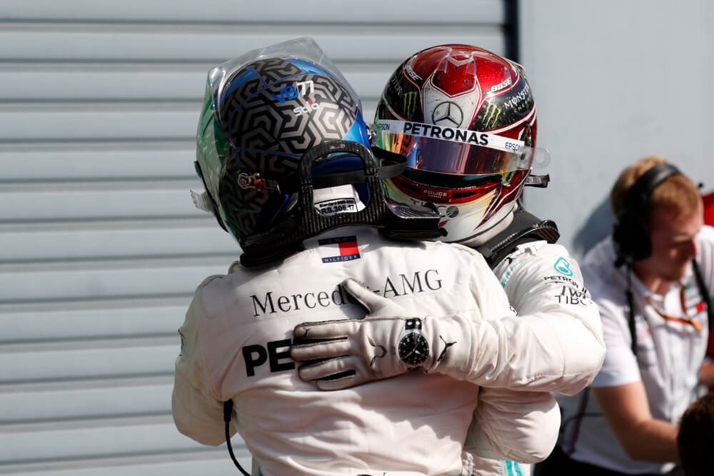Valtteri-Bottas-och-Lewis-Hamilton-i-en-omfamning-efter-ett-race-Mercedes