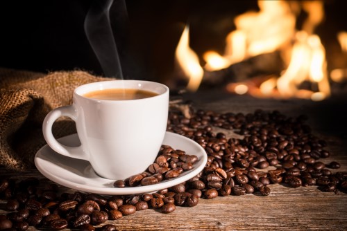 Espressobönor-och-en-kopp-kaffe