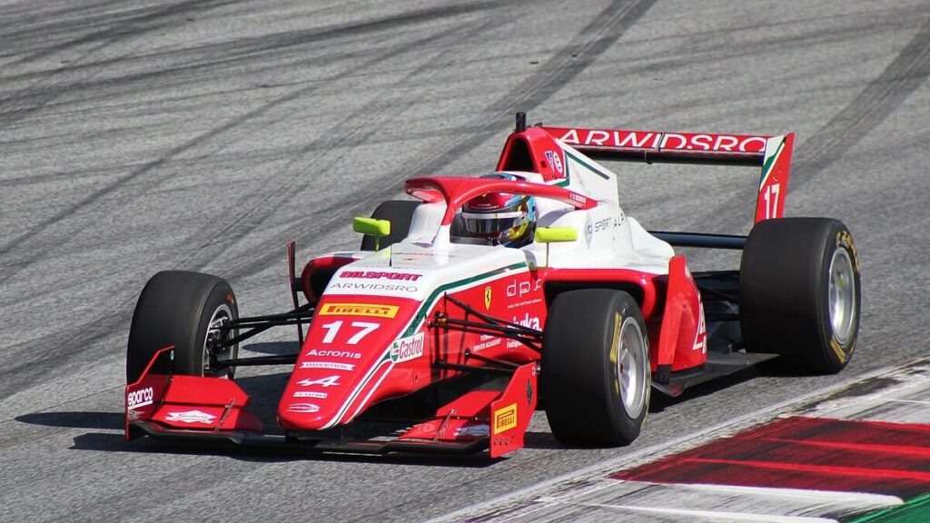 Dino-Beganovic-på-vägen-mot-att-bli-vår-nästa-svenska-Formel-1-förare