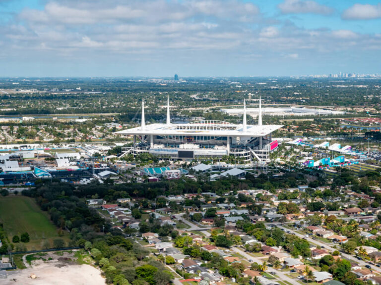 Racingbanan-i-Miami-cirklar-runt-Hardrock-Stadium