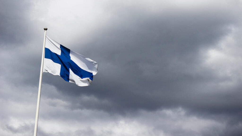Finsk-flagga-mot-grå-himmel