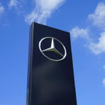 Mercedes-stjärnan-mot-blå-himmel