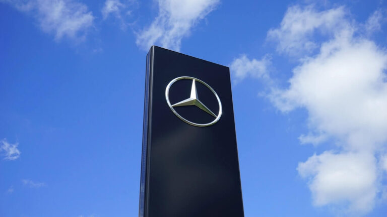 Mercedes-stjärnan-mot-blå-himmel