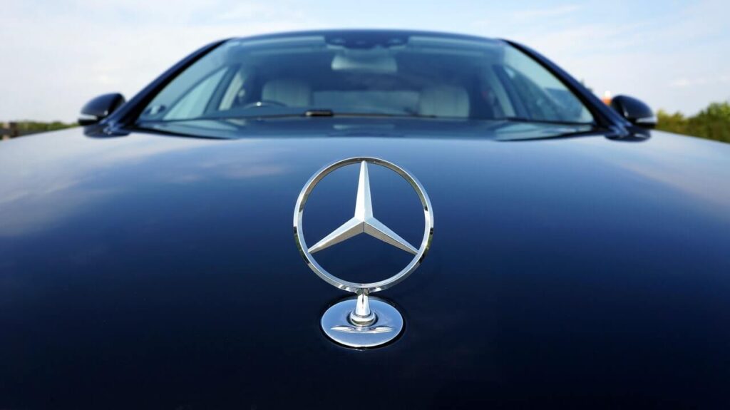 Svart-Mercedes-med-bilens-marke