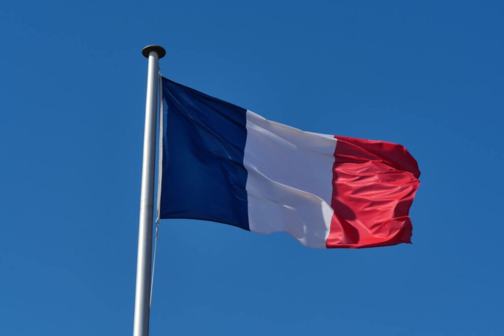 Fransk-flagga-bla-himmel