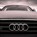 Audis-fyra-ringar-pa-fronten-av-en-bil