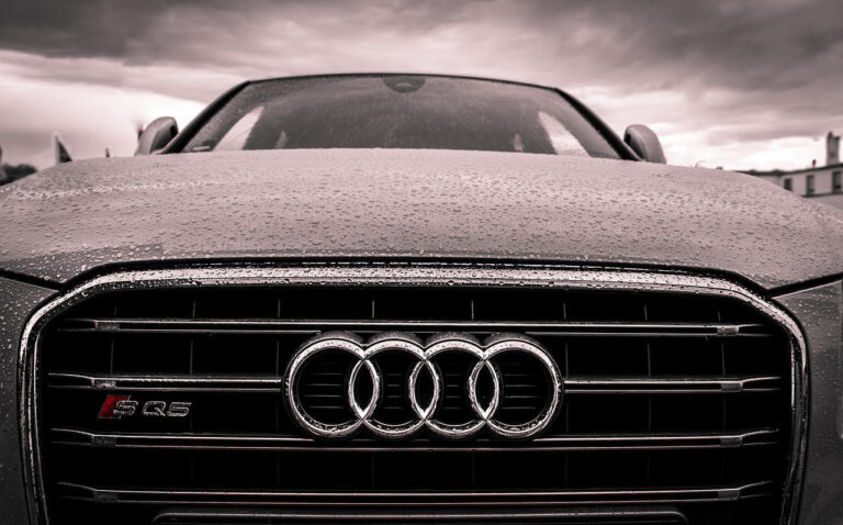 Audis-fyra-ringar-pa-fronten-av-en-bil