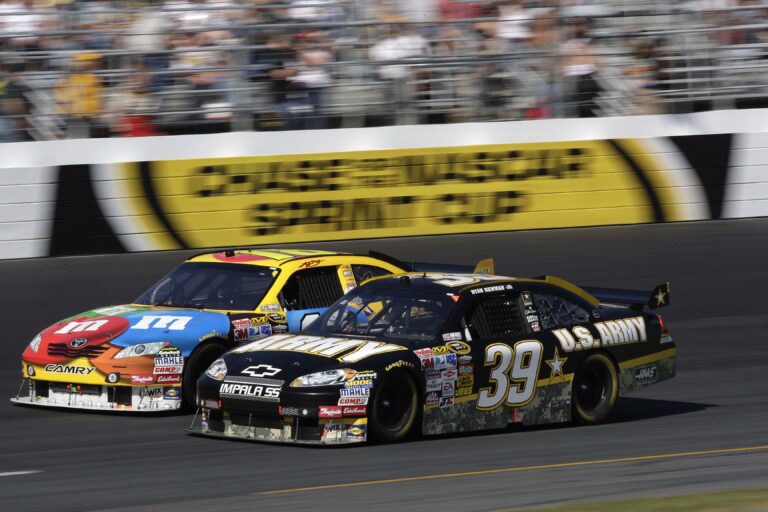 Två-NASCAR-bilar