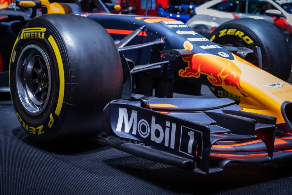 Red-Bull-bil-med-pirelli-däck