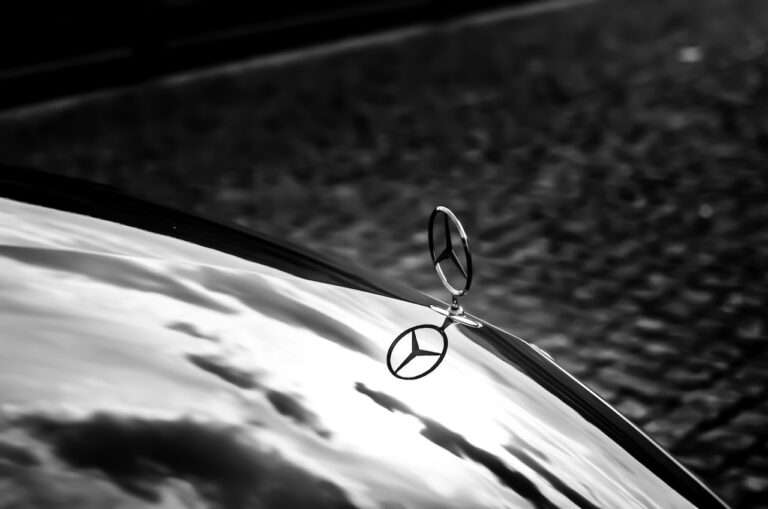 fronten-av-en-Mercedes