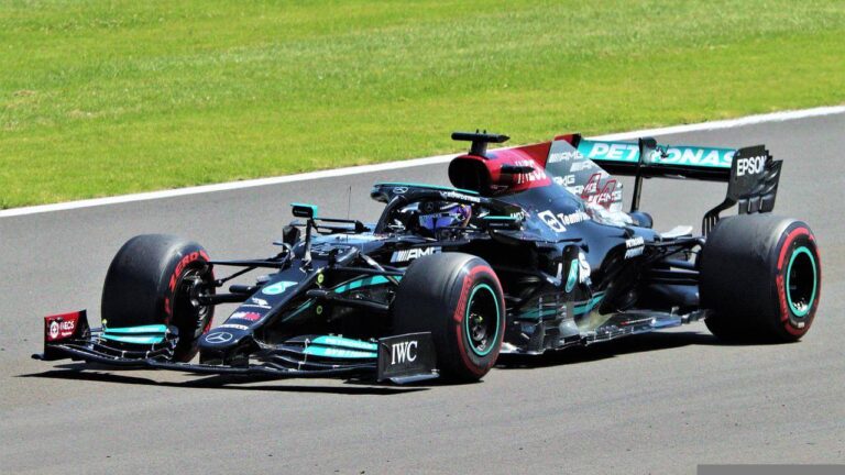 Lewis-Hamilton-i-Mercedes