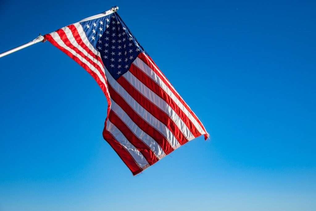 Amerikansk-flagga-mot-blå-bakgrund