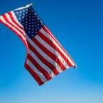 Amerikansk-flagga-mot-blå-bakgrund