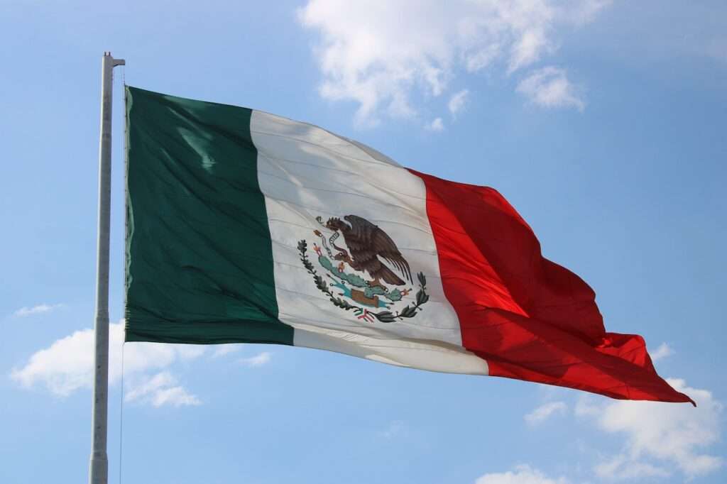 Mexikansk-flagga-mot-bla-himmel