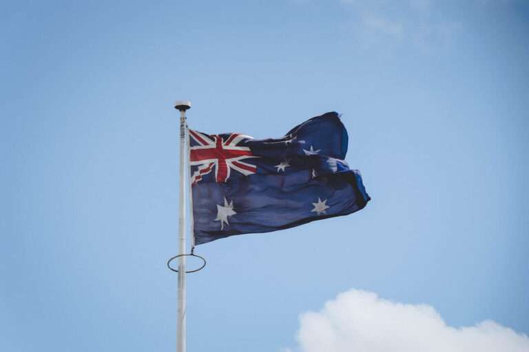 Australiensisk-flagga-mot-bla-himmel