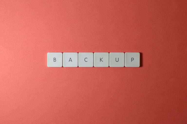 texten-backup-mot-rod-bakgrund