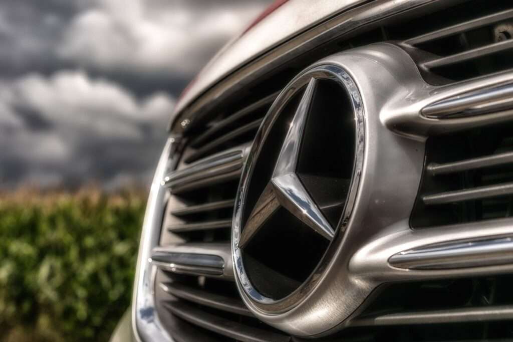 Mercedes-logo-pa-en-bil