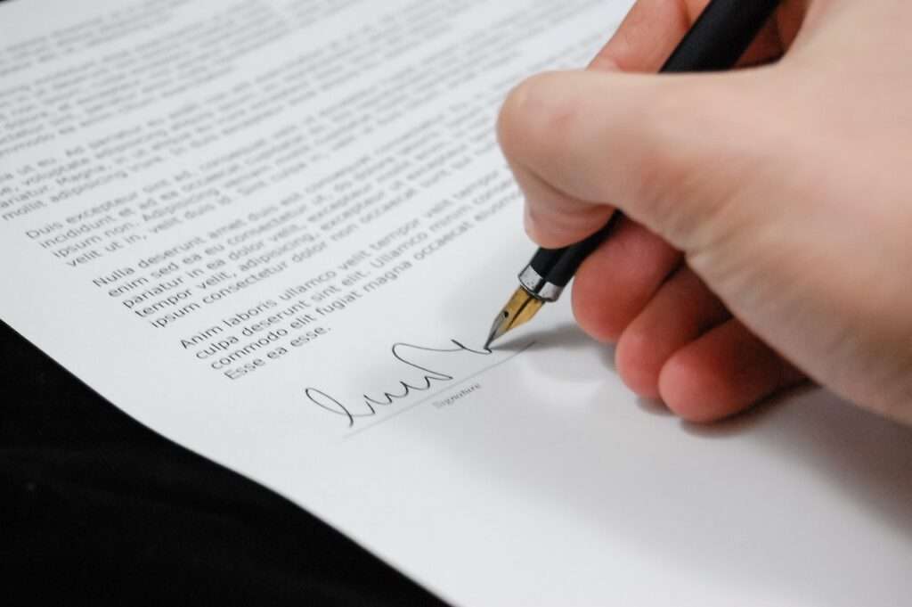 penna-signerar-kontrakt