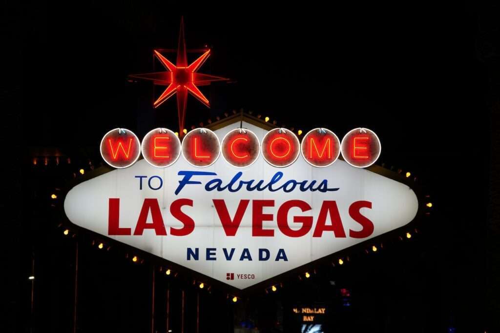 Skylt-med-texten-Welcome-to-Las-Vegas-staden-for-f1-betting